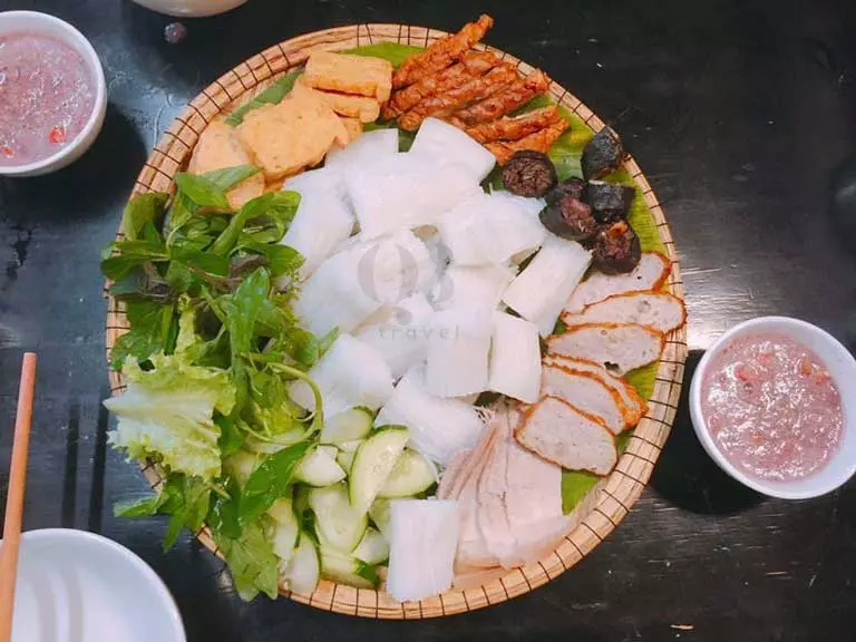 Mẹt bún đậu và chén mắm tôm pha chế cực vừa miệng tại Mộc Food