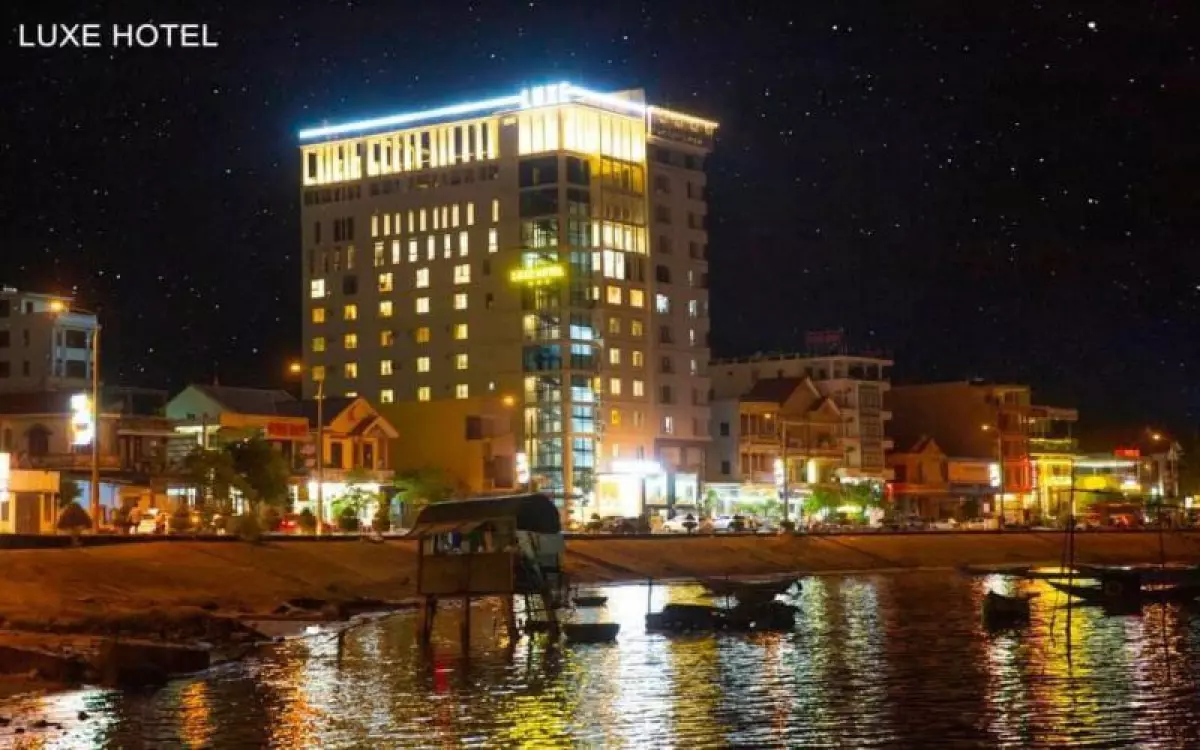 Khách sạn Luxe Quảng Bình lặng lẽ in bóng xuống dòng sông Nhật Lệ