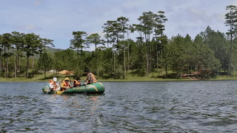 Chèo thuyền trên hồ Tuyền Lâm