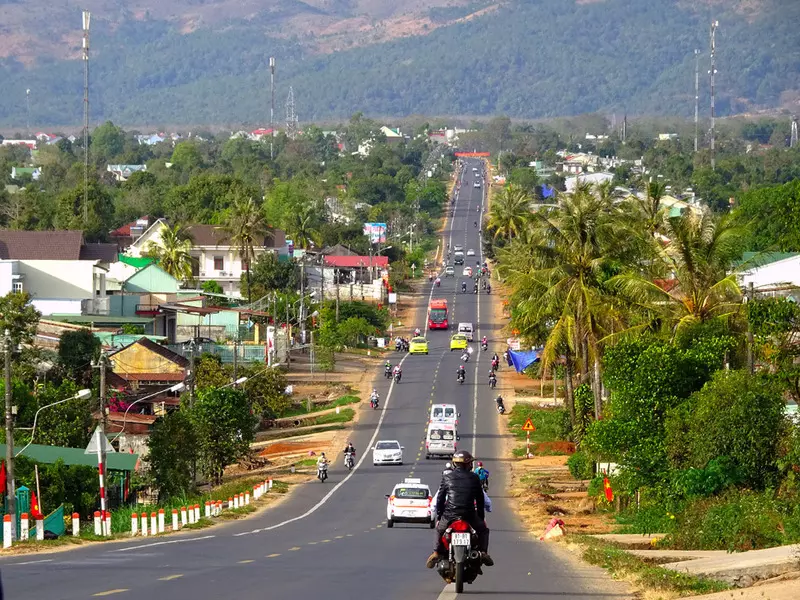 Đường đến buôn Ako Dhong là một trong những con đường đẹp nhất thành phố Buôn Mê Thuột