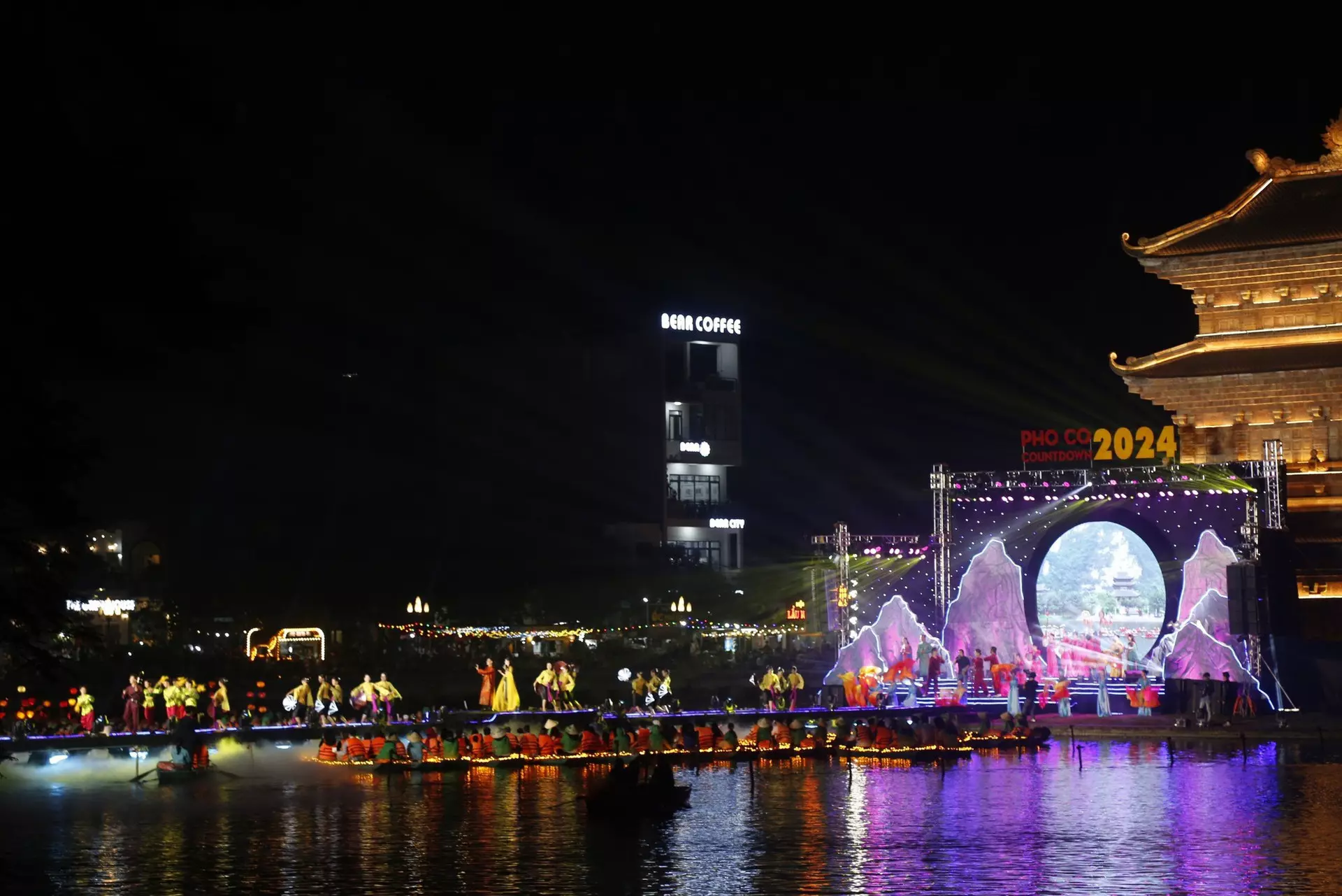 Chương trình Phố cổ Countdown 2024 và bắn pháo hoa tại khu Phố cổ Hoa Lư, thành phố Ninh Bình là điểm nhấn đặc biệt thu hút du khách.