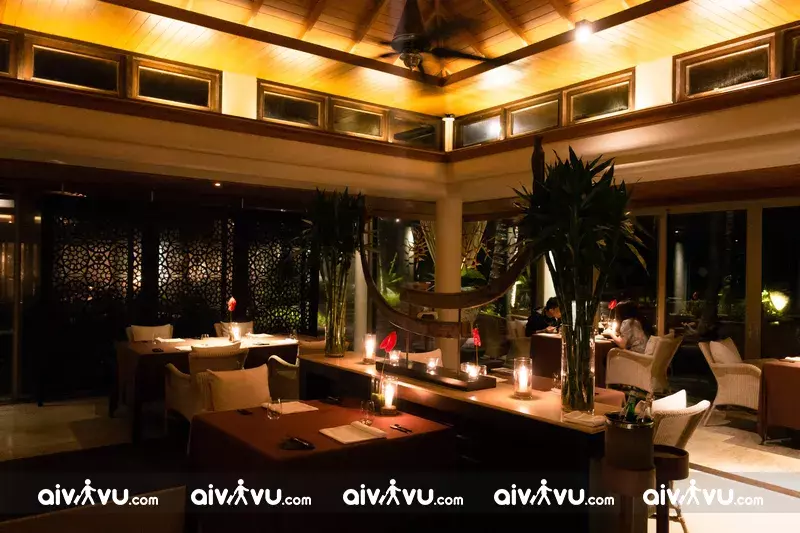 Pru là nhà hàng mang vẻ ấm cúng và sang trọng với ánh đèn vàng và bàn ghế gỗ