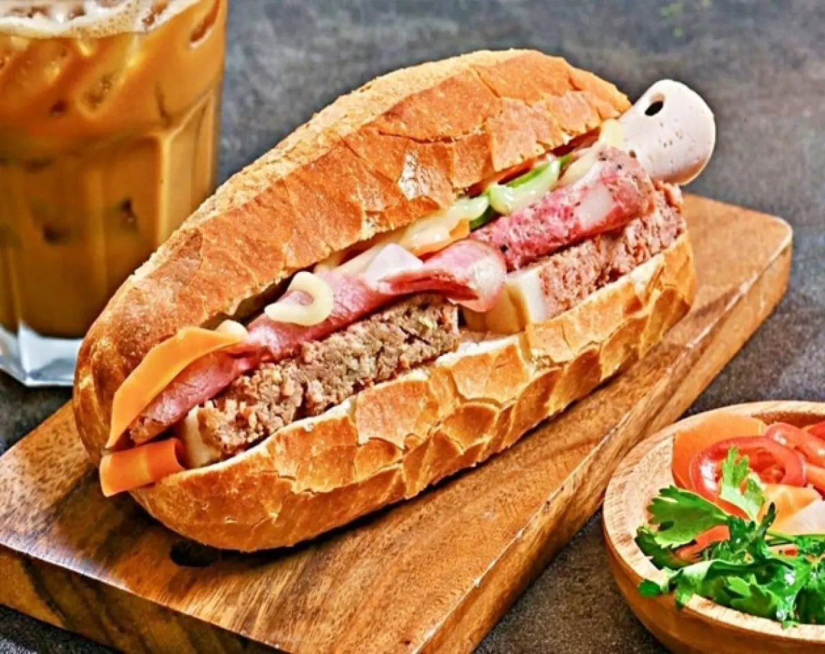 Bánh mì Việt Nam được nhiều người đánh giá là một trong những món ăn vặt đường phố ngon nhất thế giới, được mệnh danh là “đặc sản Sài Gòn”