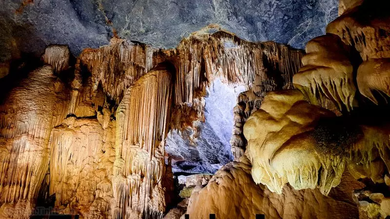 Khối thạch nhũ đá tại động Phong Nha