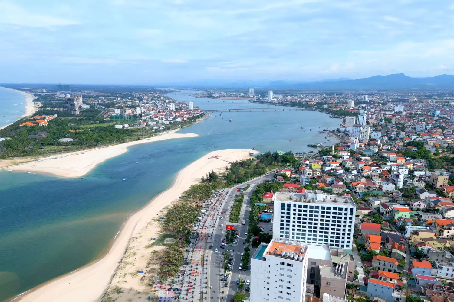 Bãi biển Nhật Lệ, được xem là một trong những bãi biển đẹp của Việt Nam