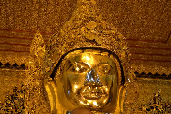 Tượng Mahamuni dát vàng ở Mandalay