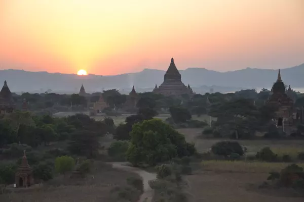 Hoàng hôn ở Bagan