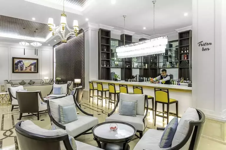 Triton Bar tại khu vực tiền sảnh tầng 1 của Vinpearl Resort & Spa Đà Nẵng, là nơi chuyên phục vụ Welcome drink, trà, cà phê.