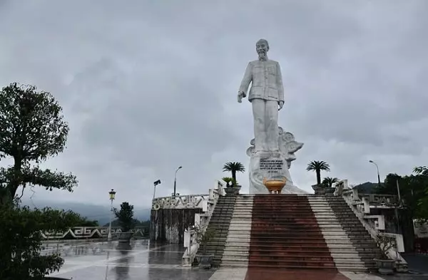 tuong-dai-bac-ho-tai-thuy-dien-hoa-binh