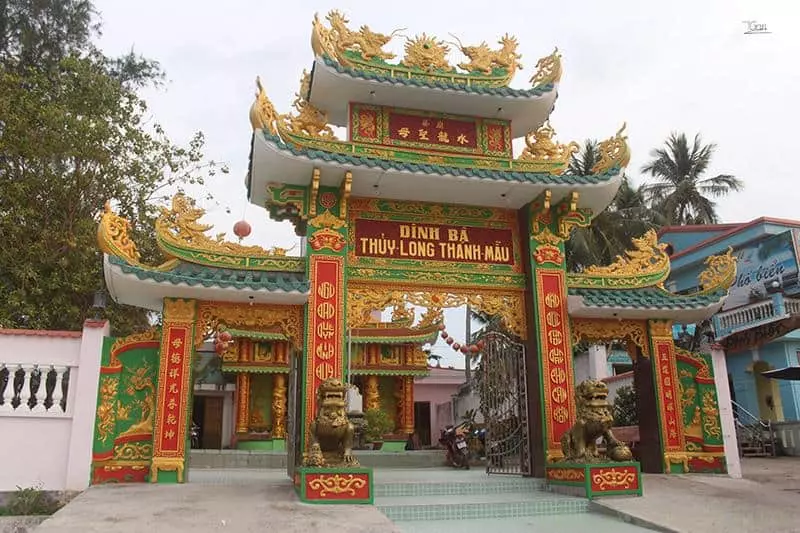 Cổng trước Dinh Bà