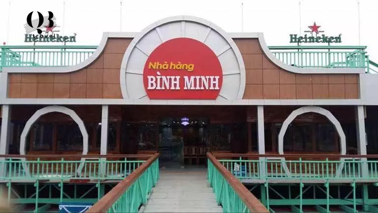 Nhà hàng nổi Bình Minh trên sông Nhật Lệ