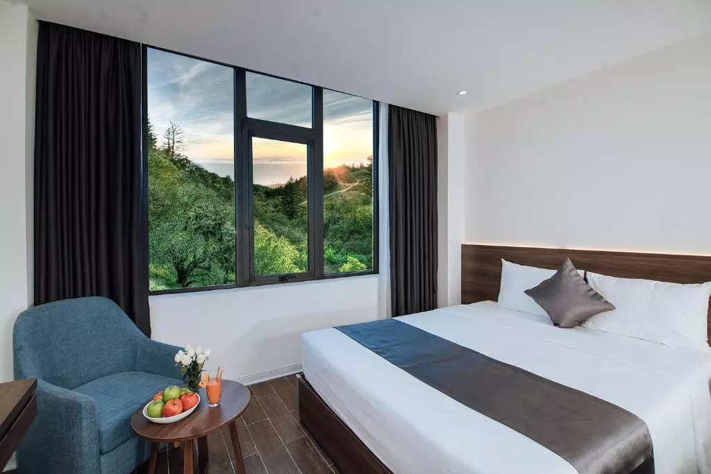 phòng view núi của khách sạn Phương Bắc Luxury Quảng Bình