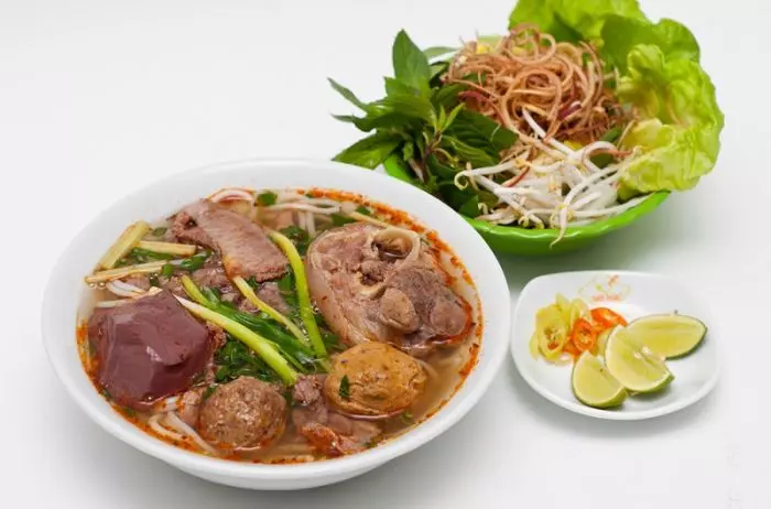 Bún bò Huế - Tô điểm  <a href='https://thienviettour.vn/c/am-thuc' title='ẩm thực' class='hover-show-link replace-link-3162'>ẩm thực<span class='hover-show-content'></span></a>  Việt