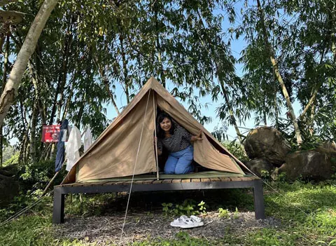 Việc ngủ trong lều trại, gần gũi với thiên nhiên tạo sự thích thú cho du khách.