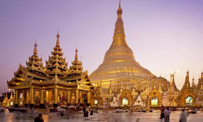 Ngôi chùa dát 90 tấn vàng và hàng chục ngàn viên kim cương