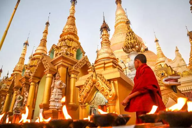 Chùa Shwedagon diễn ra nhiều nghi lễ Phật giáo quan trọng