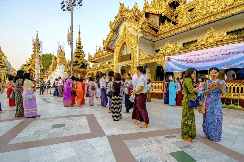 Khách du lịch đông đúc tới thăm Myanmar