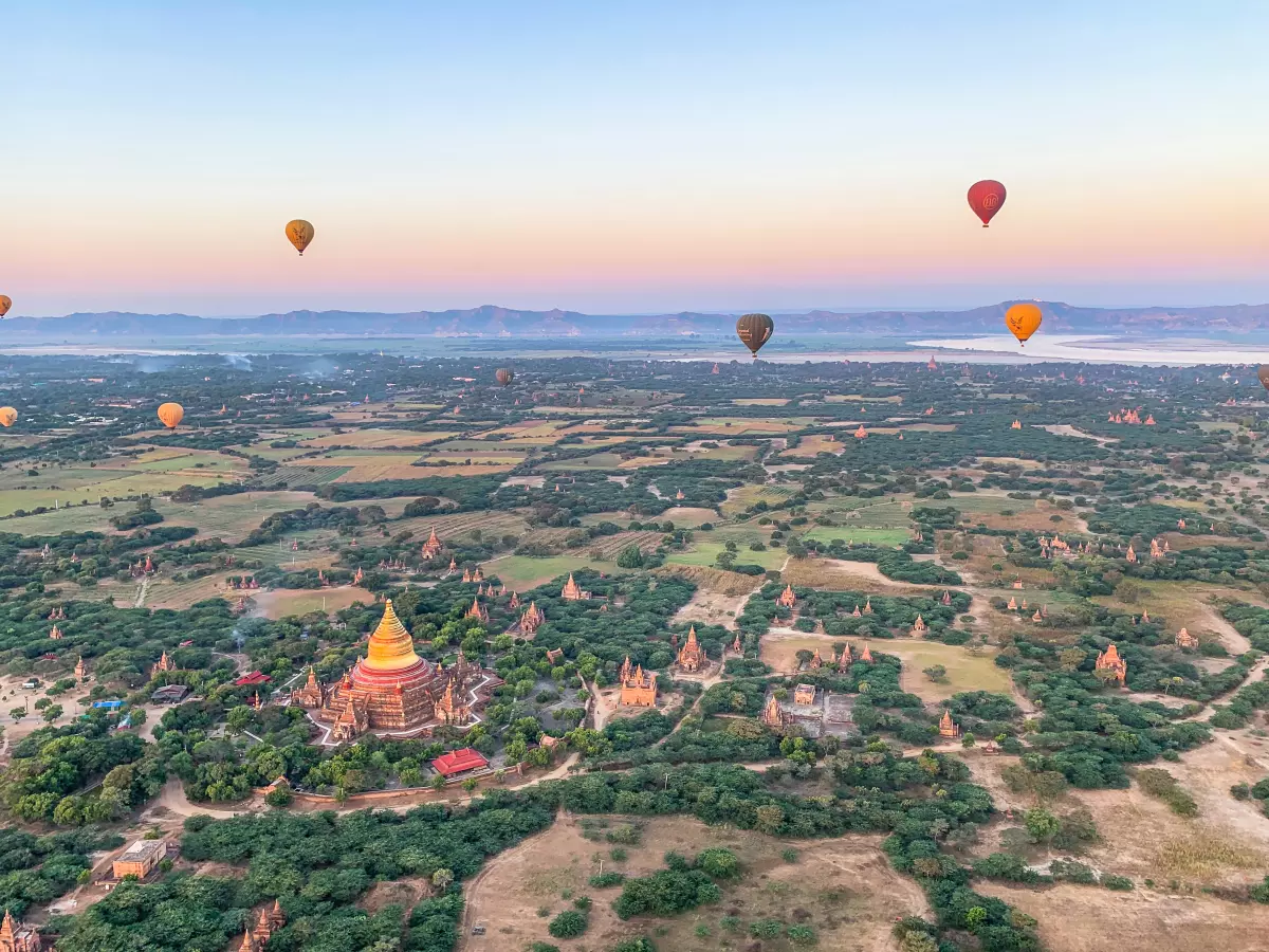 Bay nóc của gác ngôi đền Bagan