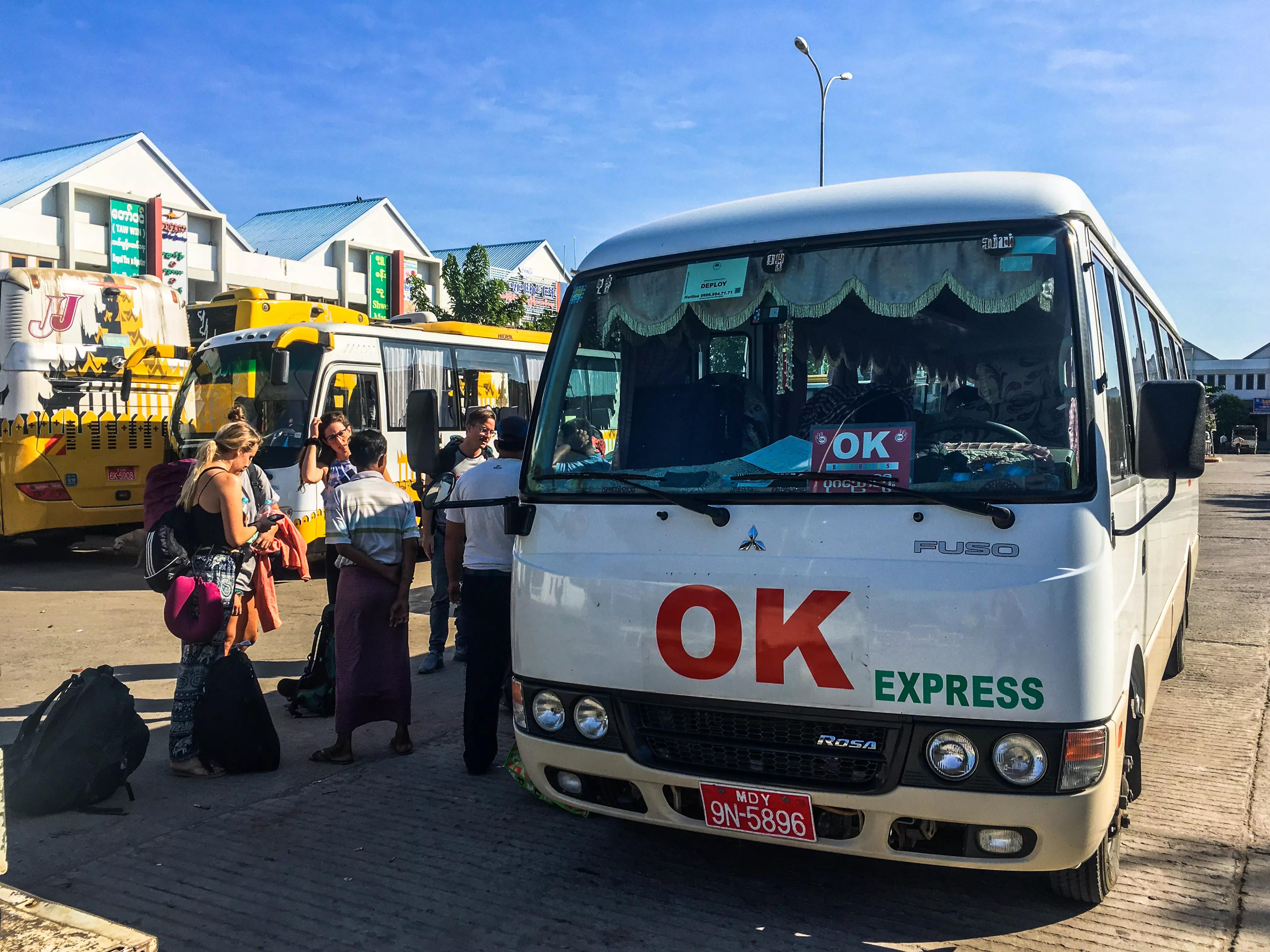 Minibus là phương tiện di chuyển tiết kiệm nhất để đến Bagan từ Mandalay