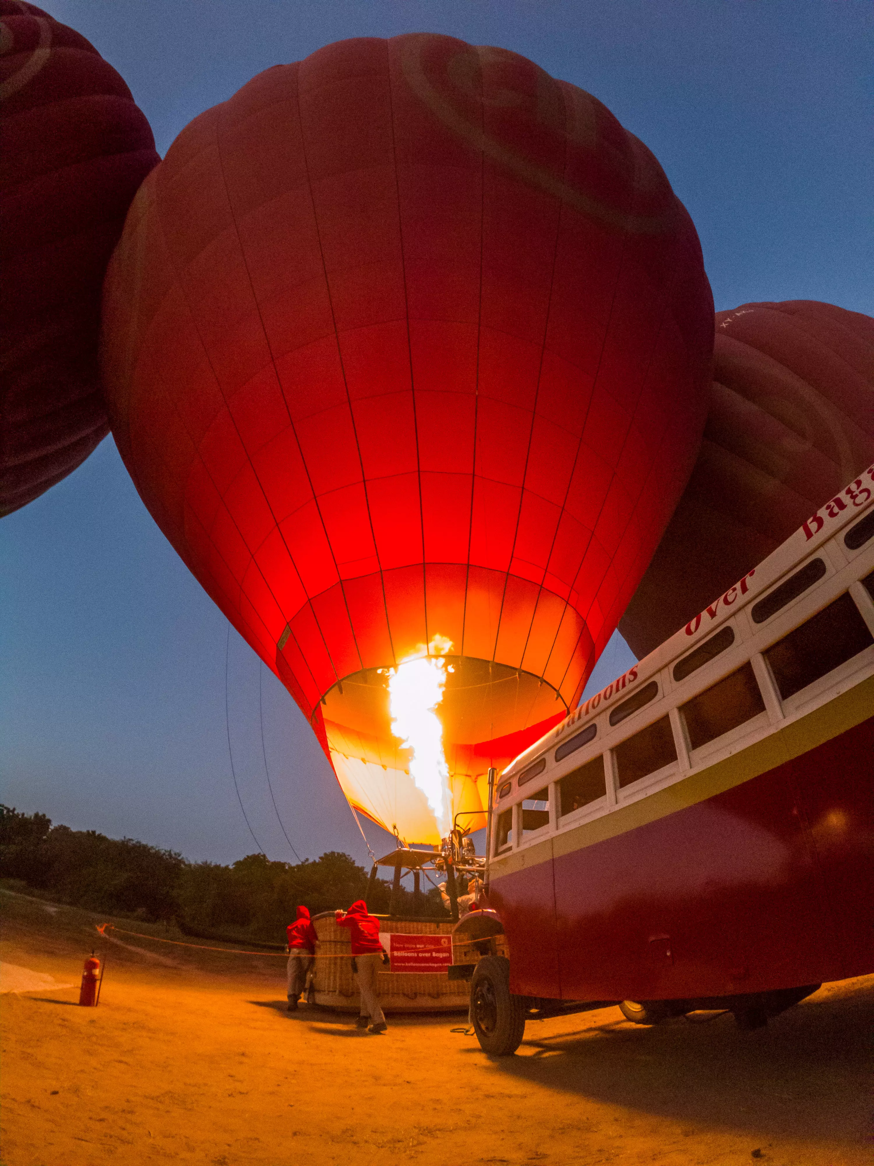 Khinh khí cầu đang được bơm đầy với Balloons Over Bagan