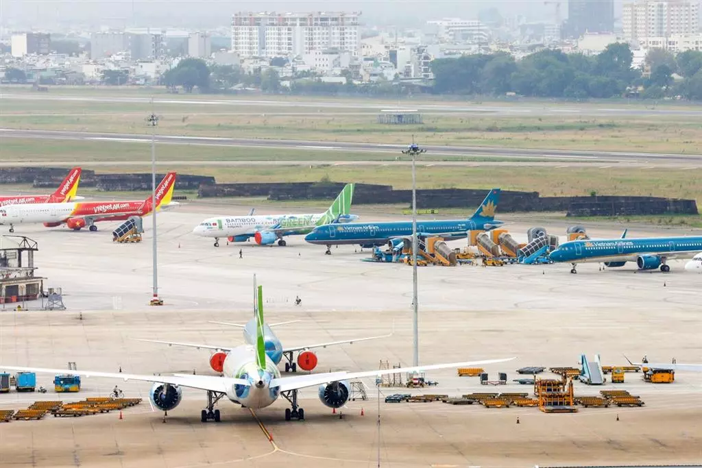 Với du khách phương xa thì máy bay là sự lựa chọn tốt nhất để đến Đà Nẵng và Huế