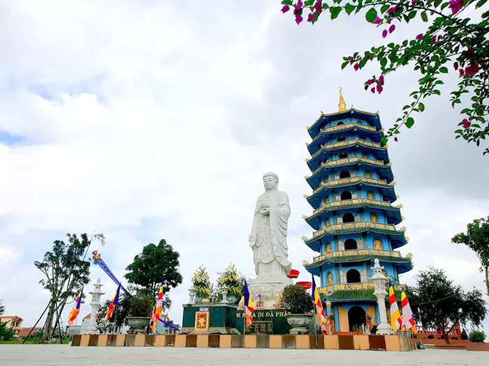 Đối với những du khách quan tâm đến nghệ thuật và văn hóa, việc chiêm ngưỡng tượng Phật A Di Đà ở chùa Địa Giác có thể là một trải nghiệm đầy ý nghĩa và tâm linh tại Quảng Bình.