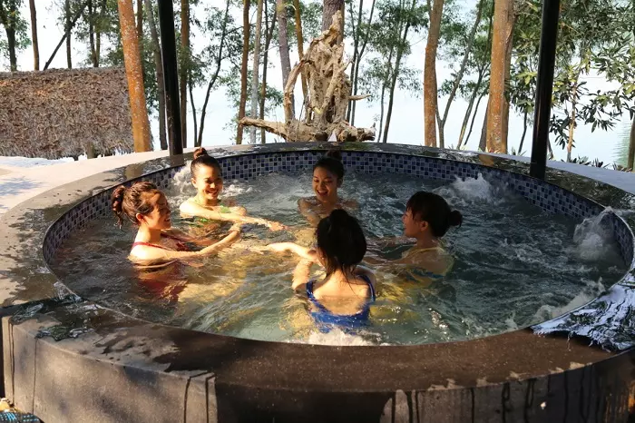 tắm khoáng nóng hồ Phú Ninh