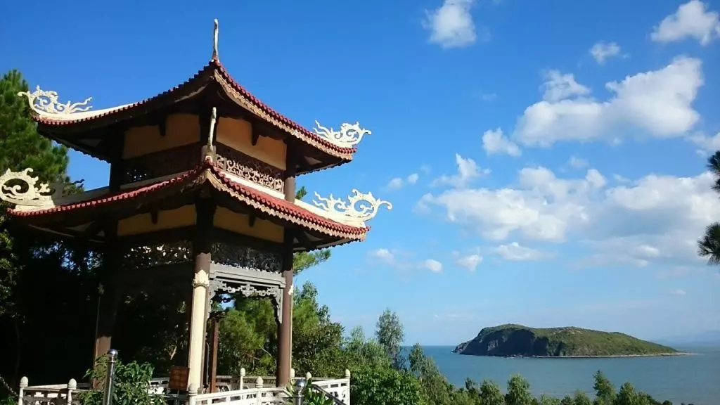 Vũng Chùa Đảo Yến - điểm du lịch tâm linh thu hút du khách