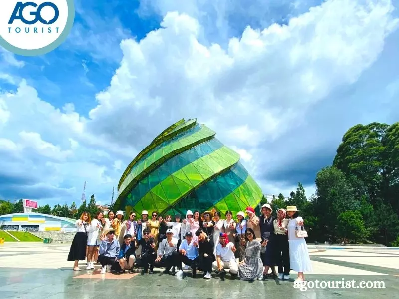 Tham quan quảng trường Lâm Viên trong tour du lịch Nha Trang Đà Lạt trong 1 ngày