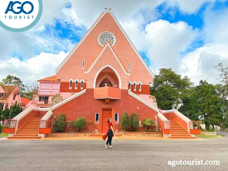 Tham quan nhà thờ Domaine trong tour Nha Trang Đà Lạt trong 1 ngày