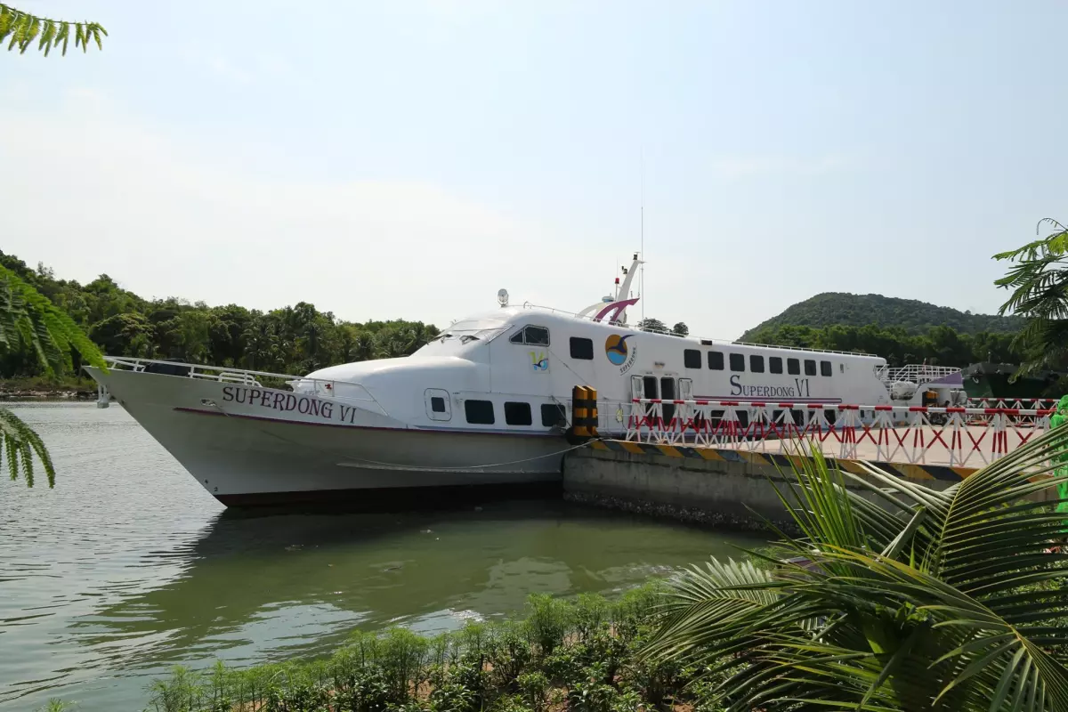 Tàu cao tốc Superdong  <a href='https://thienviettour.vn/blog-a4933.html' title='phú quốc' class='hover-show-link replace-link-3237'>phú quốc<span class='hover-show-content'></span></a>  - Nam Du tại Cảng Vịnh Đầm