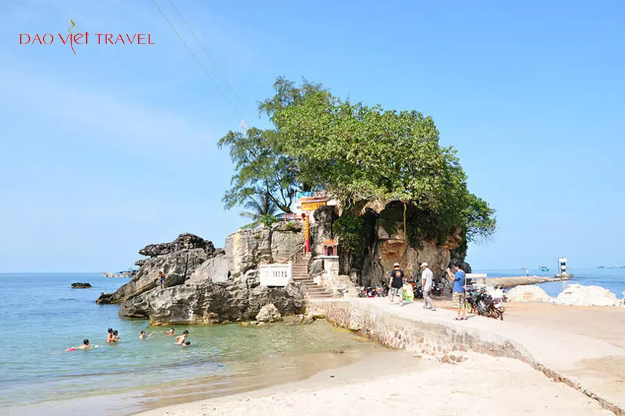 Bạn có thể tham quan Dinh Cậu vào bất cứ mùa nào trong năm.