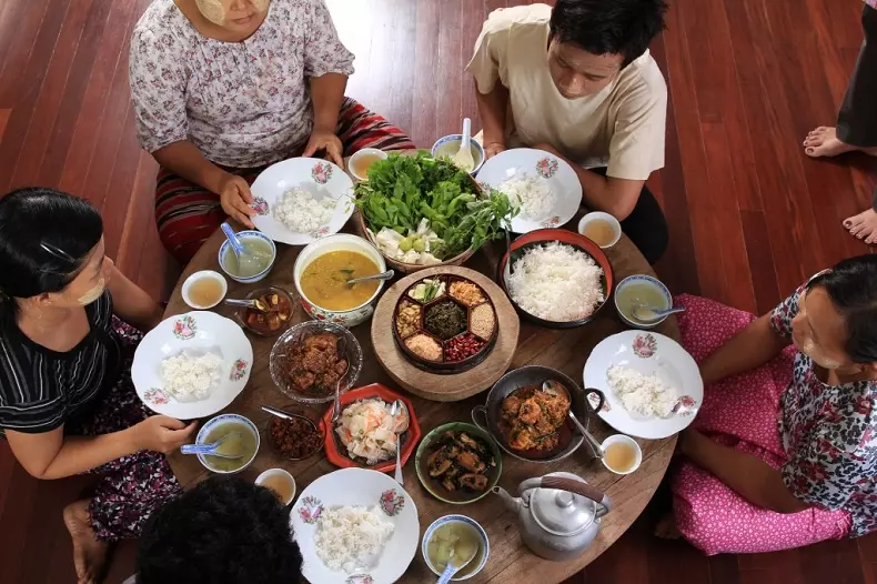 Ẩm thực trên bàn ăn Myanmar