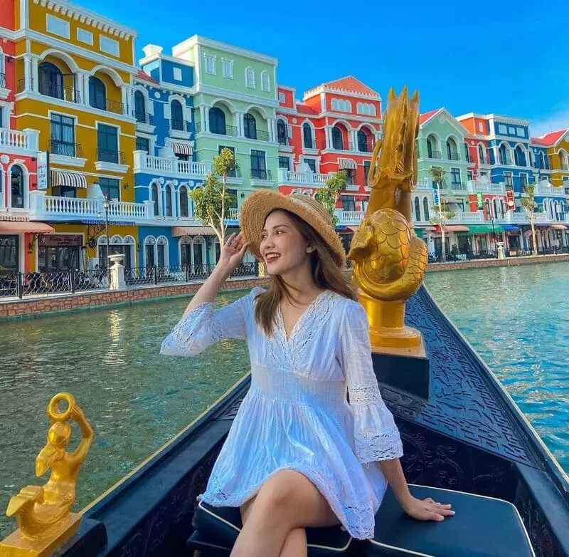 Du ngoạn trên dòng sông Venice thơ mộng