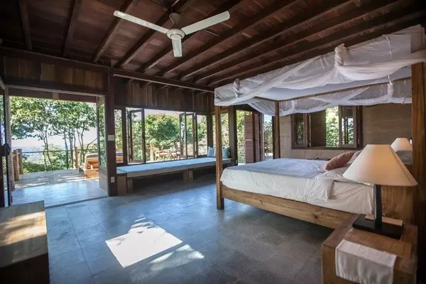 Tại Mango Bay, các phòng không được trang bị máy lạnh, TV, điện thoại và tủ lạnh để du khách sống hòa mình với thiên nhiên