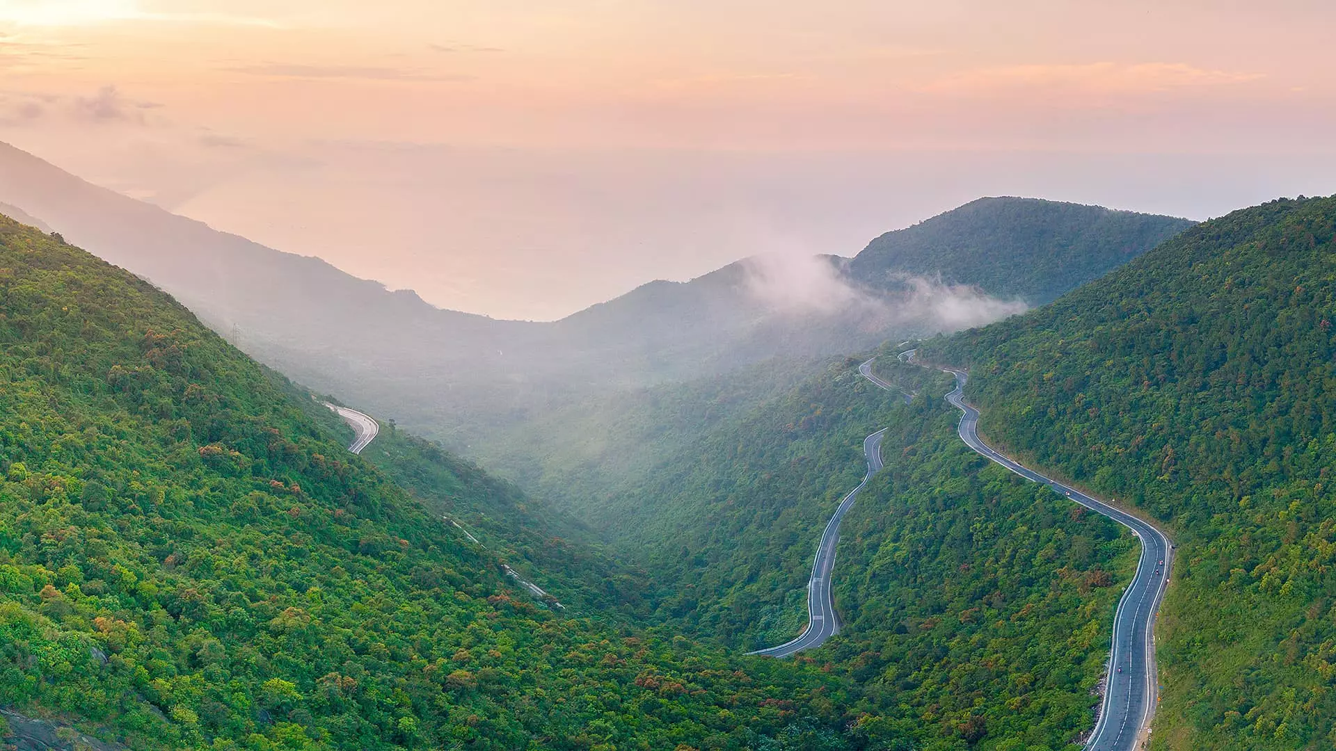 Nhà hàng bên bãi biển Lăng Cô