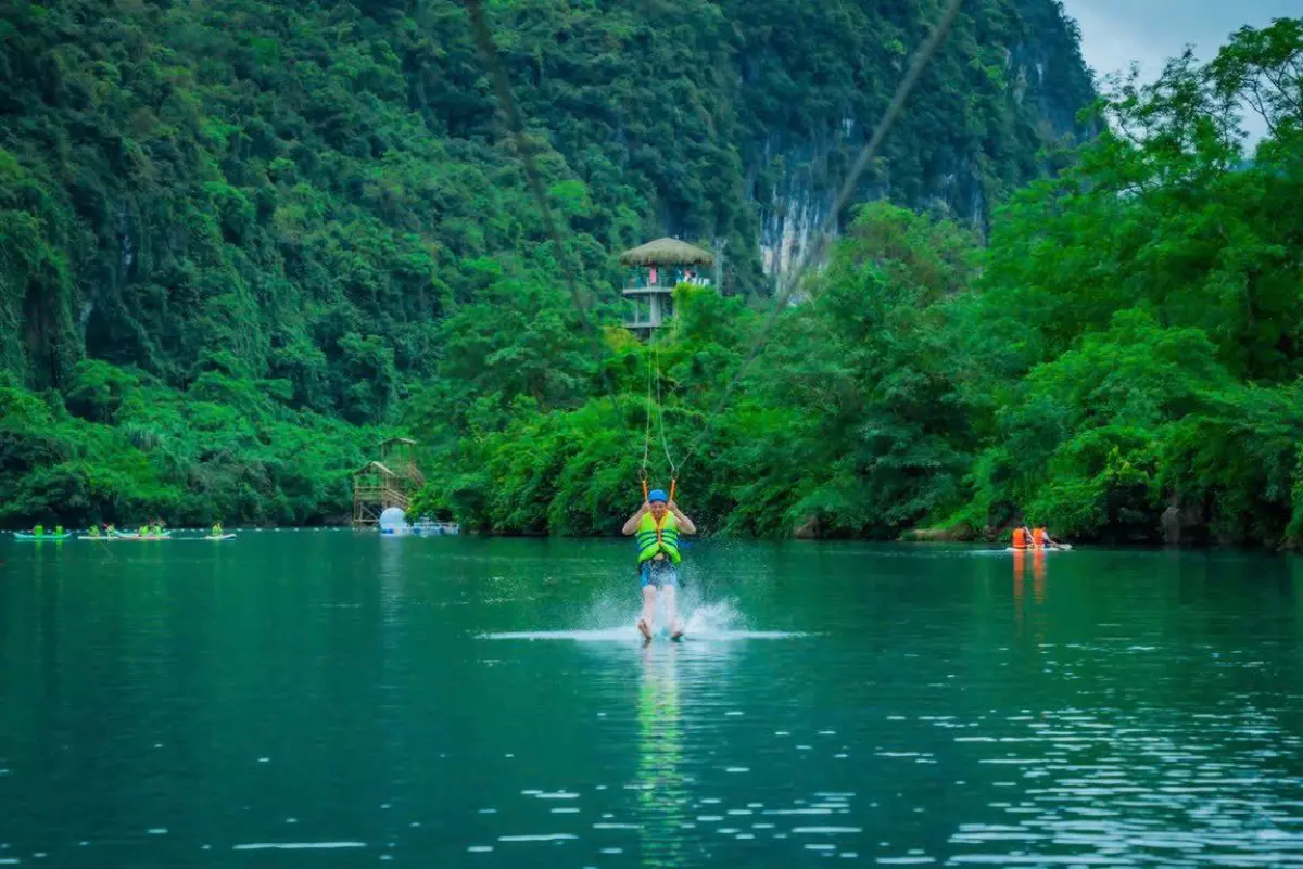 Zipline Đáp Nước 600m Tại Thung Lũng Hava