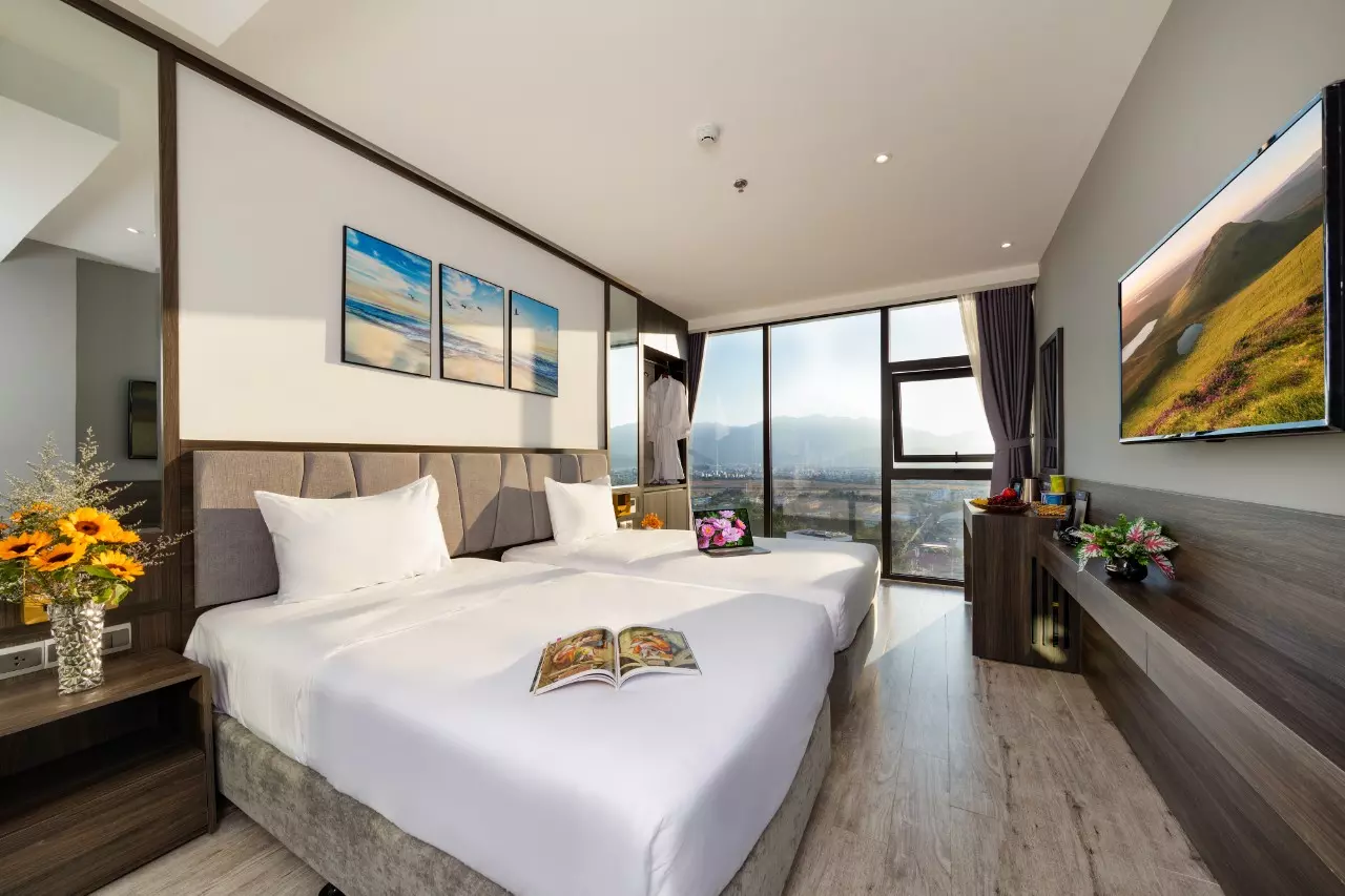 Senior Deluxe balcony hướng phố