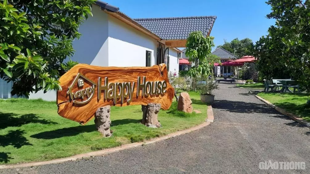 Tấm biển quảng cáo bắt mắt “Happy House” dựng ngay cổng vào.