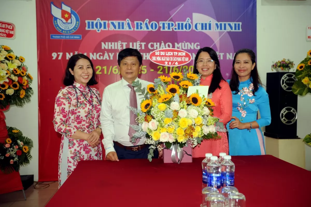 Bà Nguyễn Thị Ánh Hoa - Giám đốc Sở thăm hỏi và tặng hoa ông Trần Trọng Dũng - Phó Chủ tịch Hội Nhà báo Việt Nam, Chủ tịch Hội Nhà báo Thành phố Hồ Chí Minh chúc mừng Ngày Báo chí Cách mạng Việt Nam 21/6