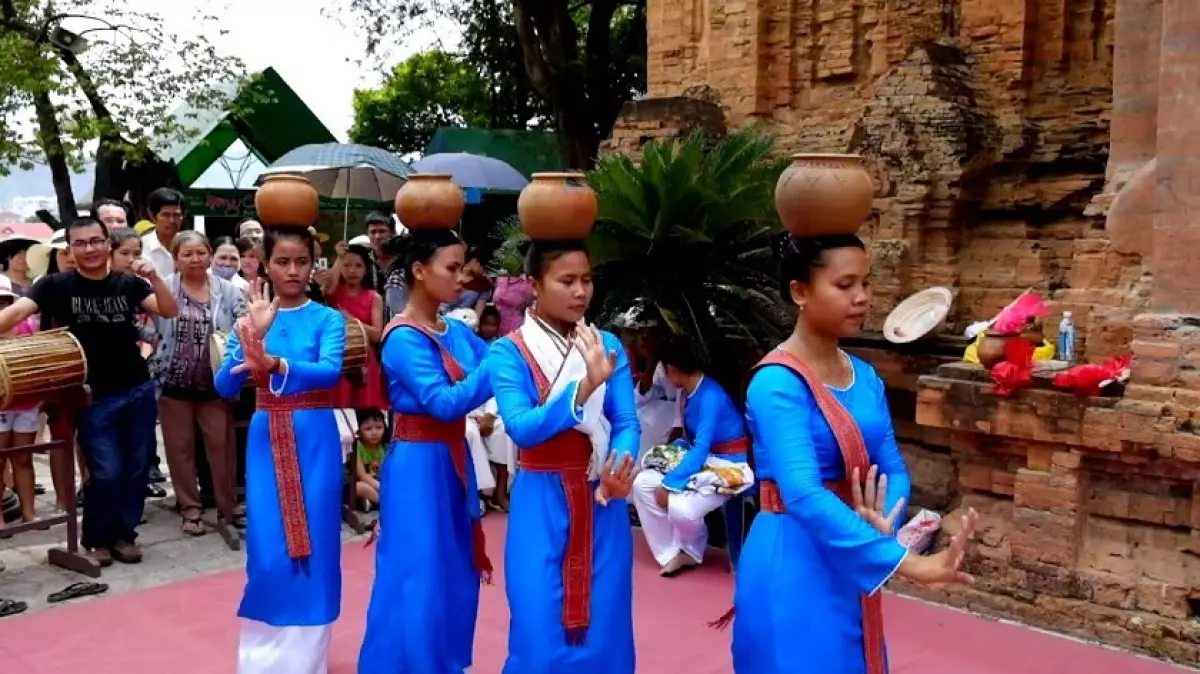 Múa khai hội Tháp Bà Ponagar