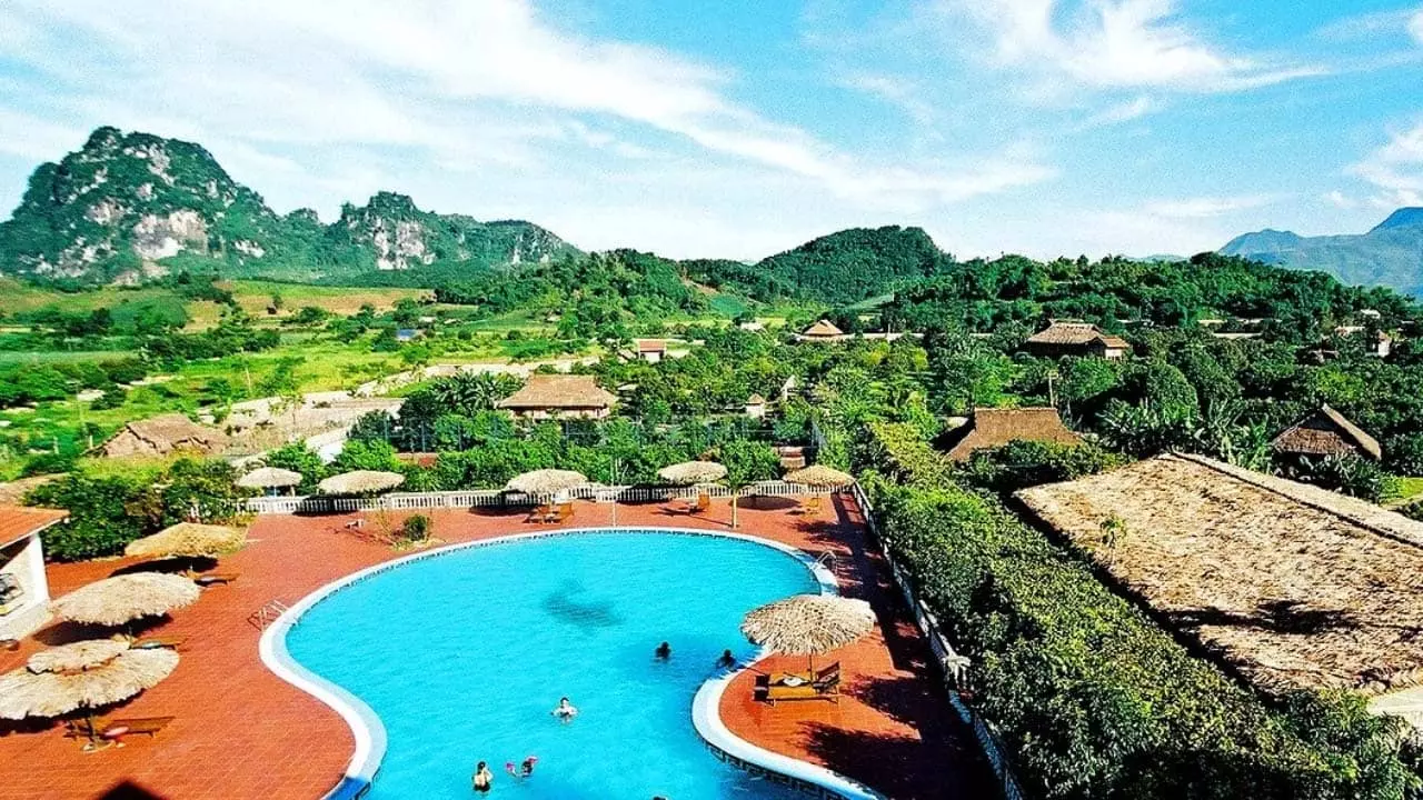 Bể bơi siêu rộng tại V resort