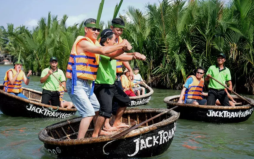 Với tour Rừng Dừa Bảy Mẫu, quý khách có thể tham gia câu cá ngay trên thuyền thúng