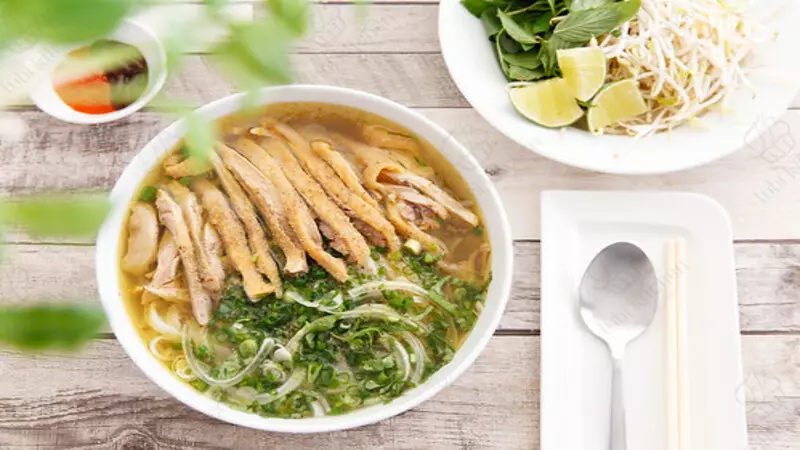 Phở gà Tráng Kìm