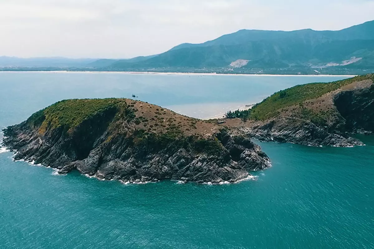 Vũng Chùa - Đảo Yến, một điểm đến linh thiêng thu hút du khách trong và ngoài Tỉnh Quảng Bình.