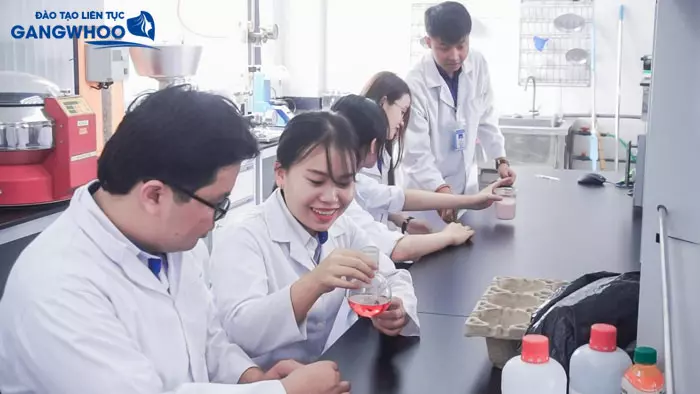 Sinh viên thực hành chuyên ngành khoa học dinh dưỡng và ẩm thực