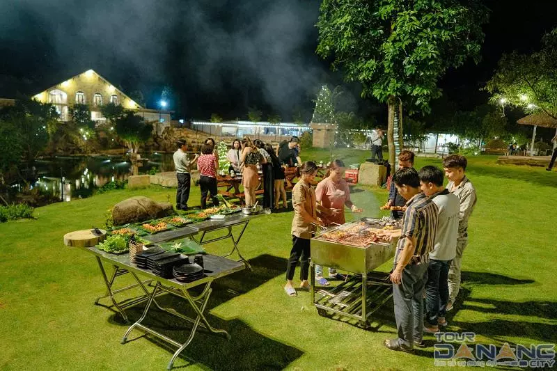 Tiệc nướng BBQ ngoài trời cùng bạn bè và người thân