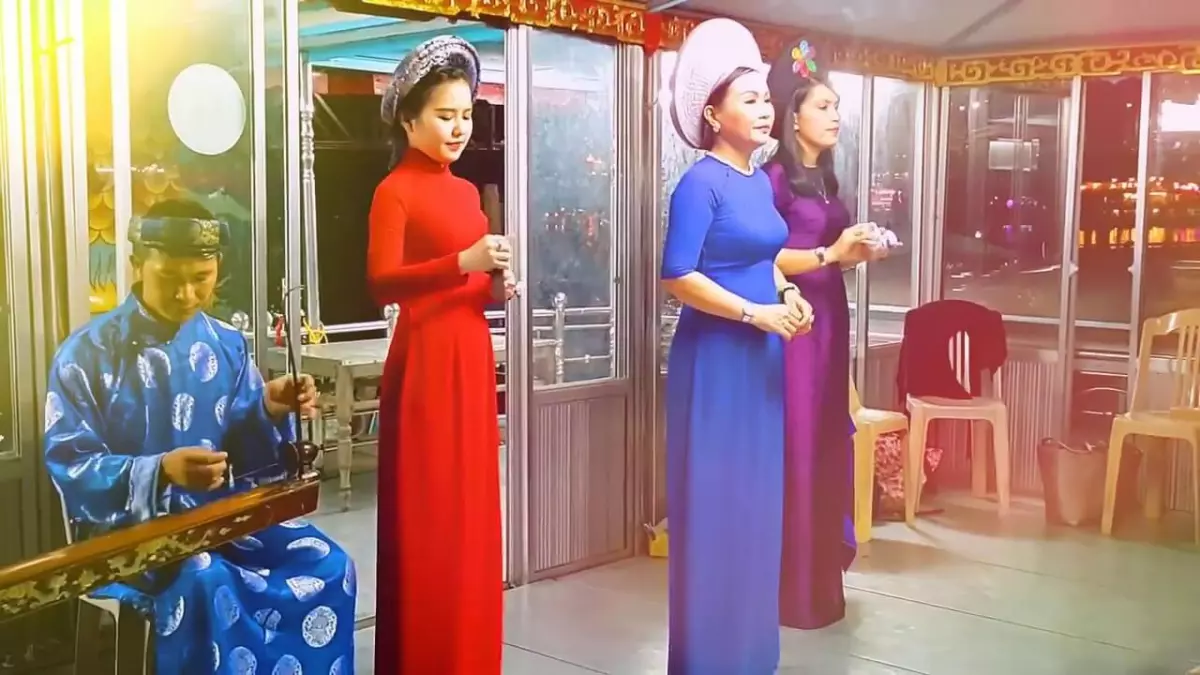 Ca Huế trên Sông Hương