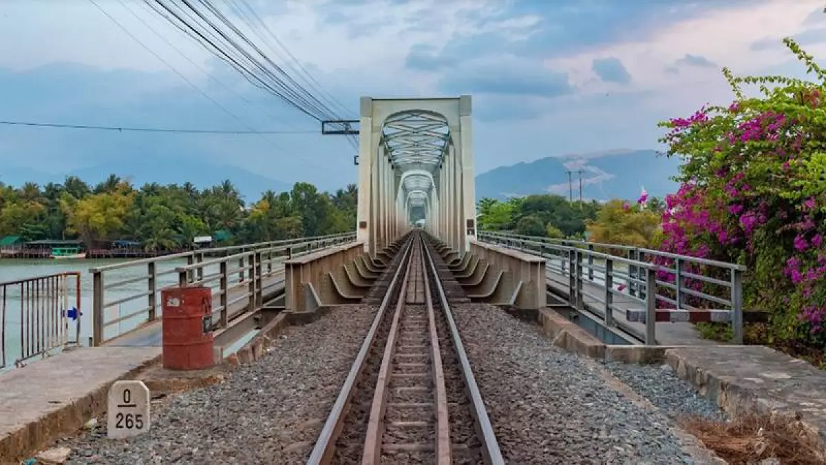 Cầu sắt là một địa điểm check-in Nha Trang cực đẹp cho những ai yêu phong cách vintage và cool ngầu
