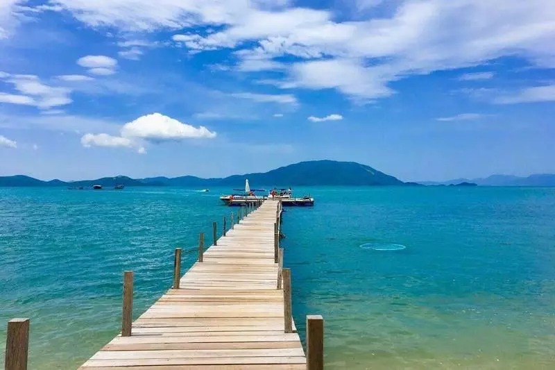 Cầu gỗ tình yêu ở giữa biển Điệp Sơn thơ mộng là một trong những địa điểm check in Nha Trang cực hot hiện nay